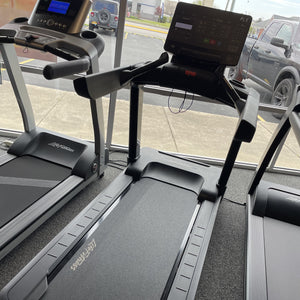 Life Fitness Club Series+ Treadmill — [Display Model]